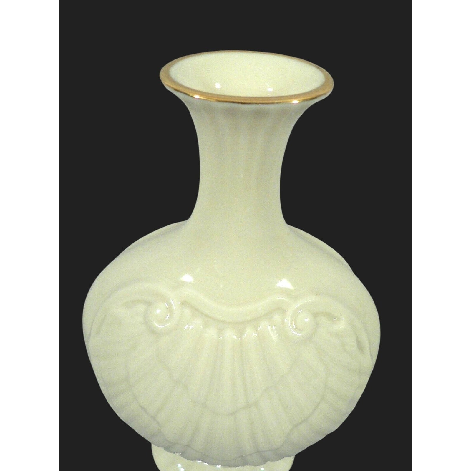 Lenox Bud Vase With Embossed Clam Shell Design & Gold Rim Hallmark Stamped Beige