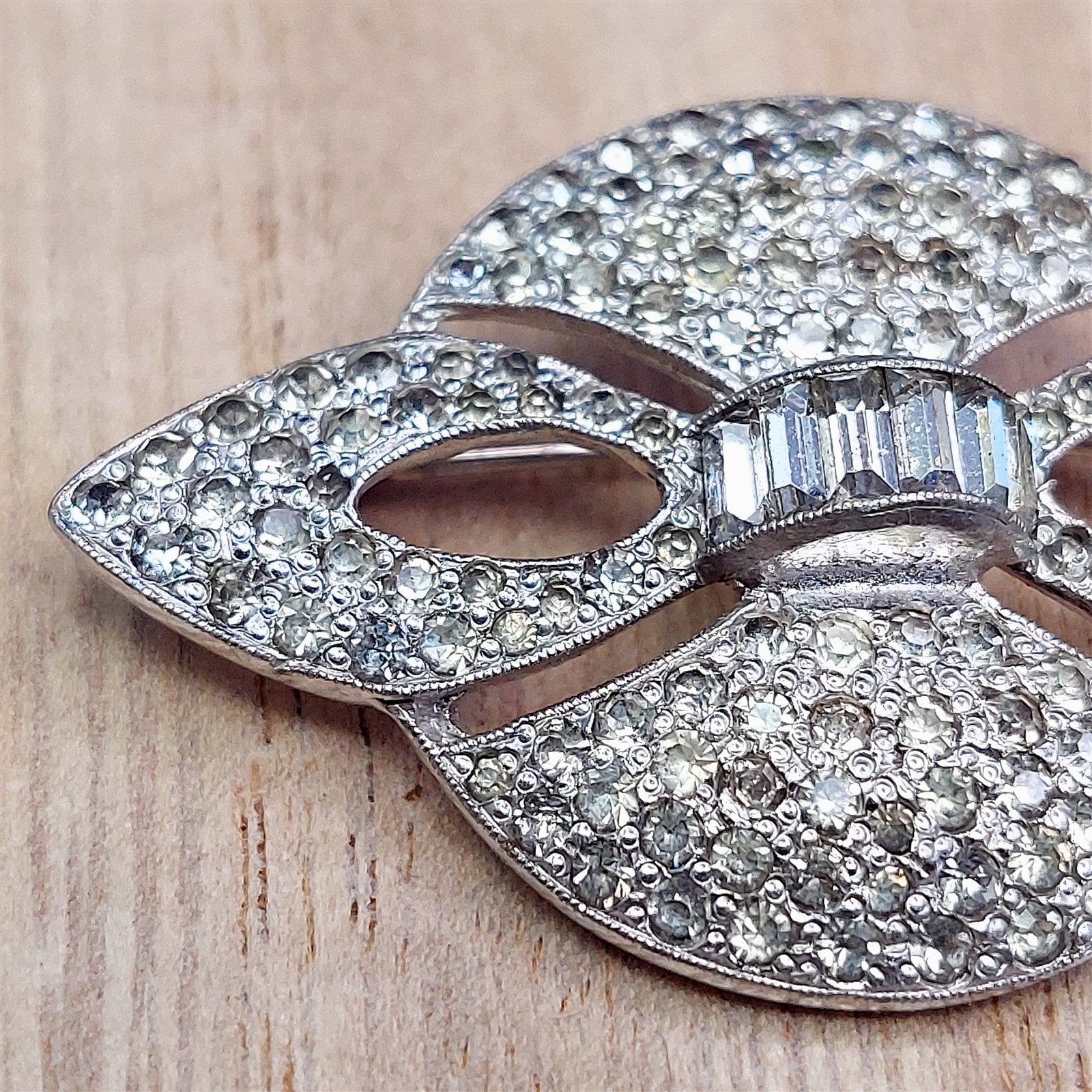 Brooch Pin Clear Rhinestones Silver Tone Metal Vintage Fashion Jewelry
